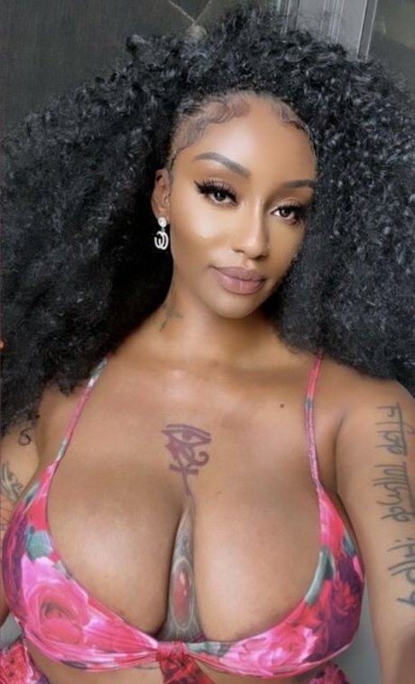 Nagie wyciekłe zdjęcie OnlyFans od Nigerianamazon