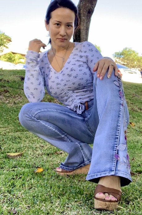 Kim_kisses_foot_goddess