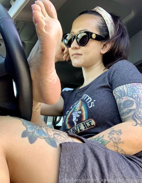 Kimkissesfootgoddess