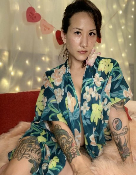 Kim_kisses_foot_goddess