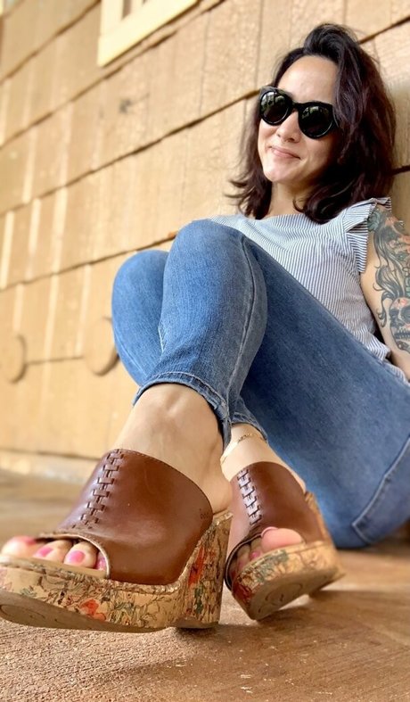 Kimkissesfootgoddess