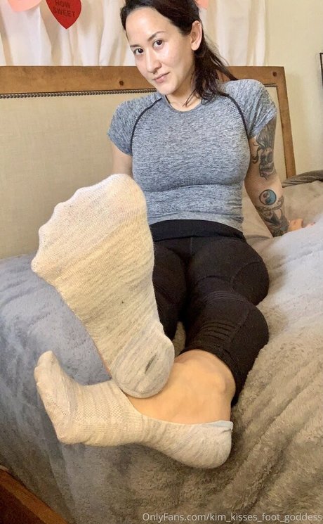 Kim_kisses_foot_goddess