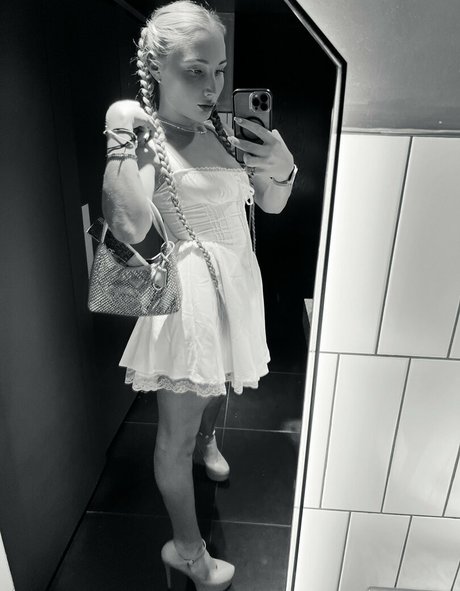Nagie wyciekłe zdjęcie OnlyFans od Emiliatt