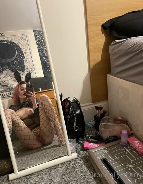 Nagie wyciekłe zdjęcie OnlyFans od Ironicallymerry