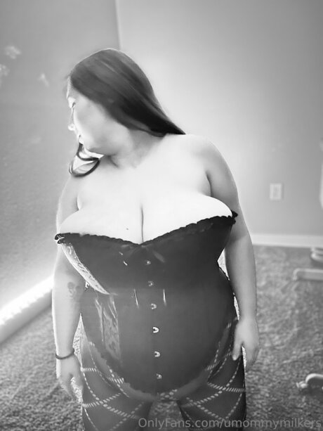 Nagie wyciekłe zdjęcie OnlyFans od Umommymilkers