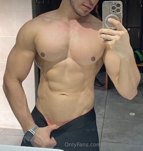 Nagie wyciekłe zdjęcie OnlyFans od Elixxxofficfree