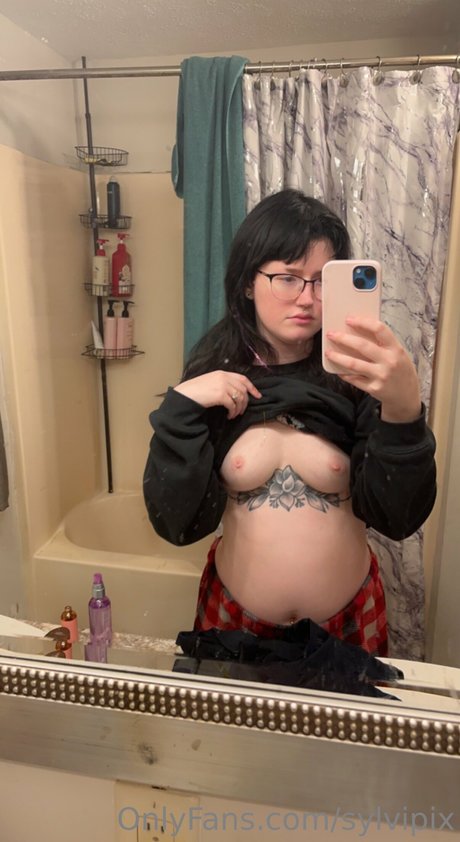 Nagie wyciekłe zdjęcie OnlyFans od Sylvipix Young Goth Milf