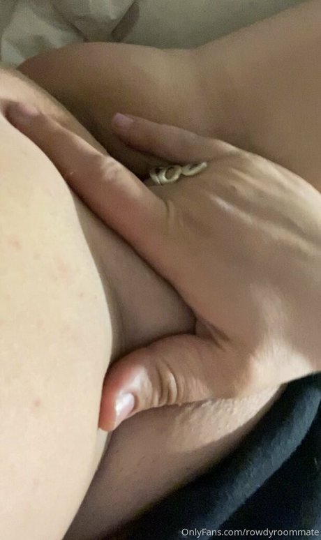 Nagie wyciekłe zdjęcie OnlyFans od Rowdyroommate