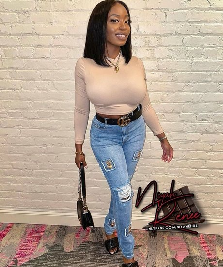 Nagie wyciekłe zdjęcie OnlyFans od Niyahrenee