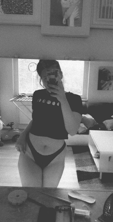Nagie wyciekłe zdjęcie OnlyFans od Emily Erdbeer