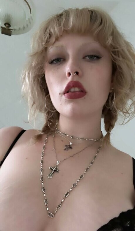 Nagie wyciekłe zdjęcie OnlyFans od Violet Grohl