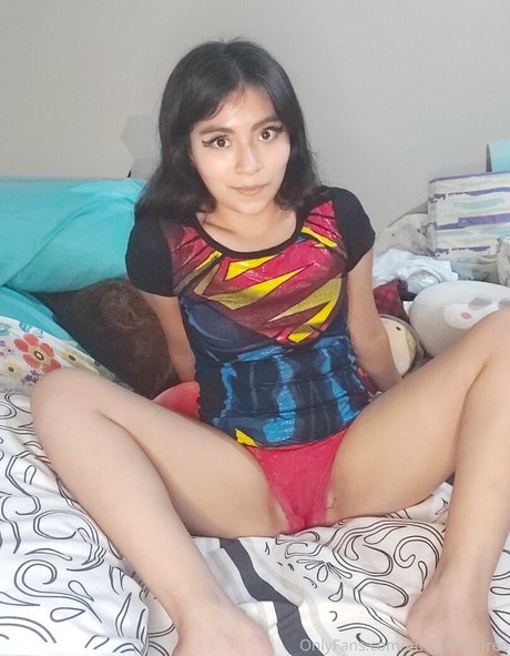 Nagie wyciekłe zdjęcie OnlyFans od Emilipetitefree