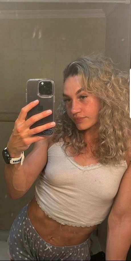 Nagie wyciekłe zdjęcie OnlyFans od Holly Mills