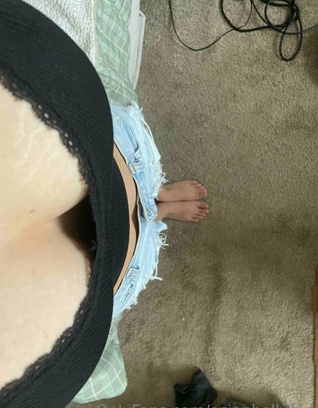 Nagie wyciekłe zdjęcie OnlyFans od Asianbellygirl
