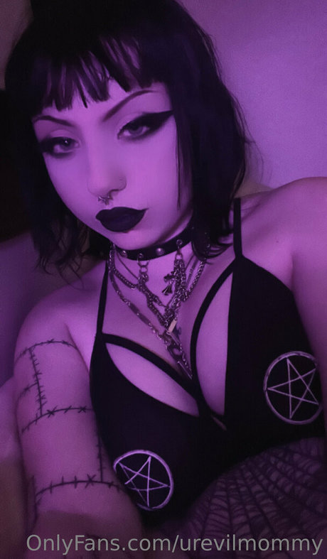 Nagie wyciekłe zdjęcie OnlyFans od Urevilmommy