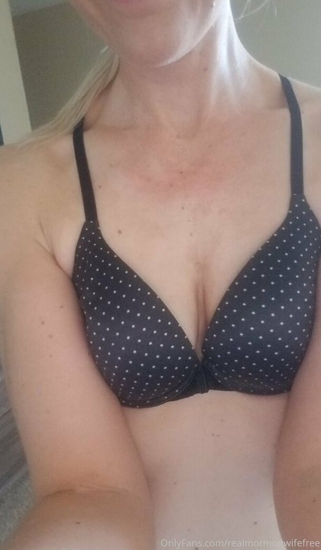 Nagie wyciekłe zdjęcie OnlyFans od Americanhousewife