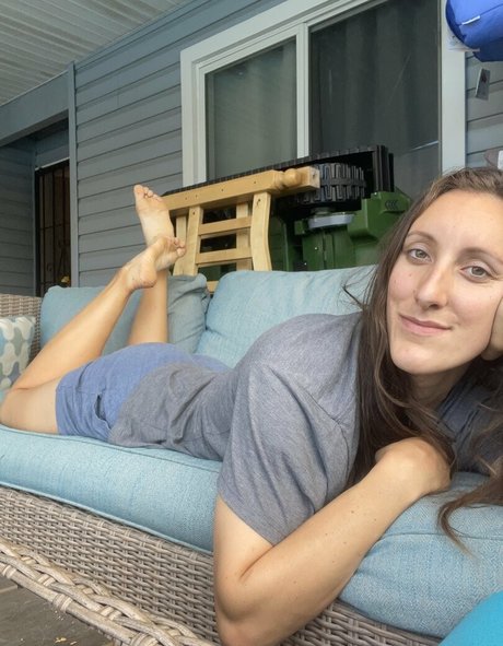 Thebarefootcutie