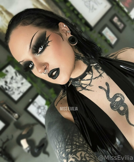 Nagie wyciekłe zdjęcie OnlyFans od Misseviliafree