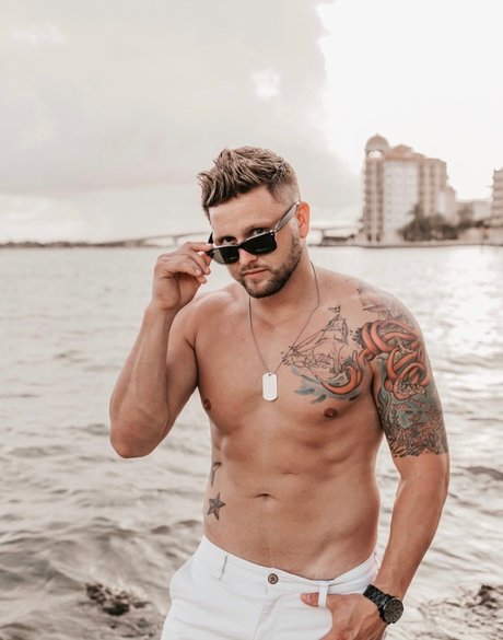 Nagie wyciekłe zdjęcie OnlyFans od Guynextdoor