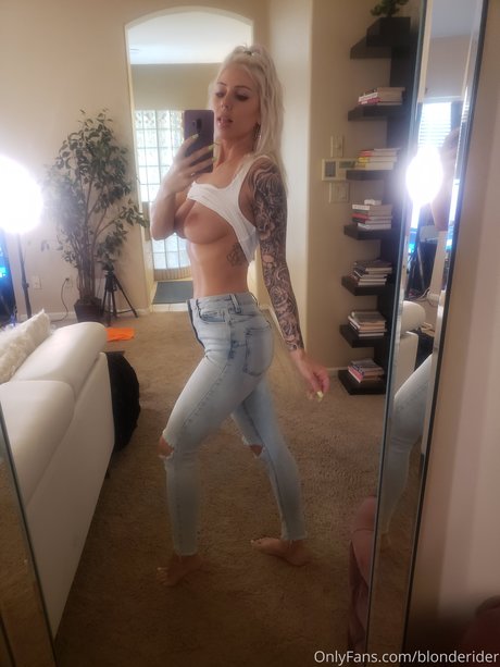 Nagie wyciekłe zdjęcie OnlyFans od Blonde Rider