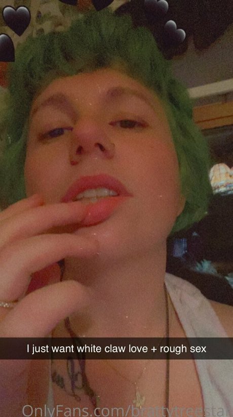 Nagie wyciekłe zdjęcie OnlyFans od Brattytreestar