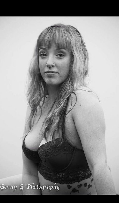 Nagie wyciekłe zdjęcie OnlyFans od Hotwifealy