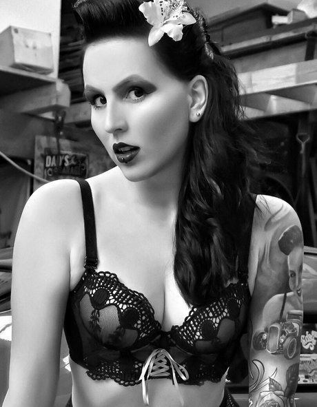 Miss Black Van Cherry