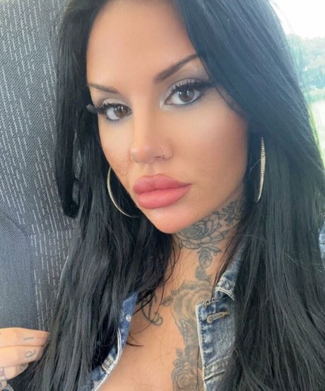Nagie wyciekłe zdjęcie OnlyFans od Inkedupdoll