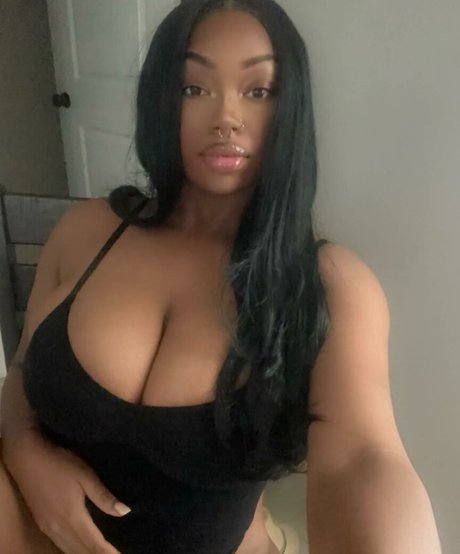 Nagie wyciekłe zdjęcie OnlyFans od Kcurieuse