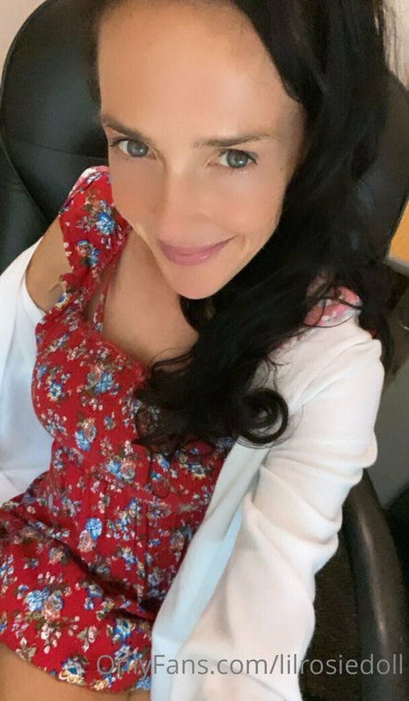 Nagie wyciekłe zdjęcie OnlyFans od Lilrosiedoll