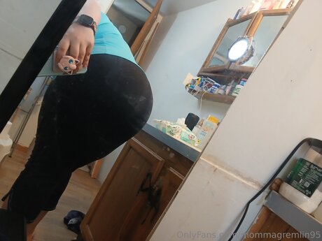 Nagie wyciekłe zdjęcie OnlyFans od Mommagremlin95