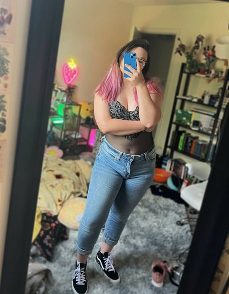 Nagie wyciekłe zdjęcie OnlyFans od Strawbre