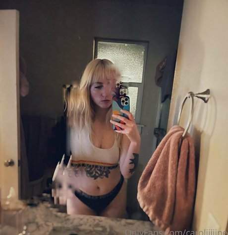 Nagie wyciekłe zdjęcie OnlyFans od Caroliiiiine