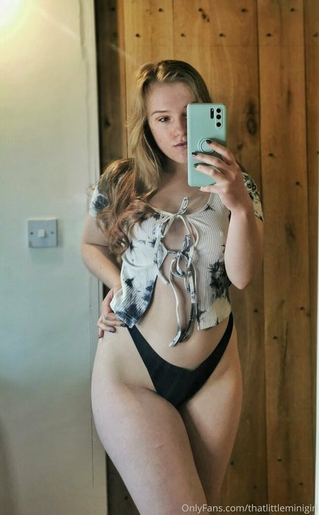 Nagie wyciekłe zdjęcie OnlyFans od Thatlittleminigirl