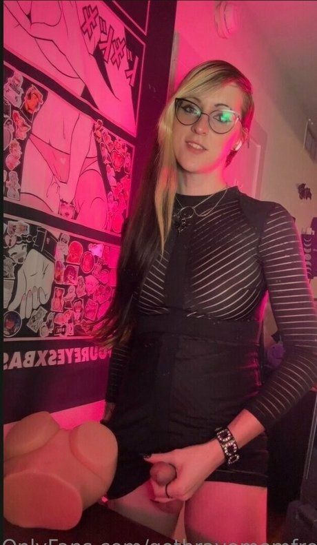 Nagie wyciekłe zdjęcie OnlyFans od Gothravemomfree