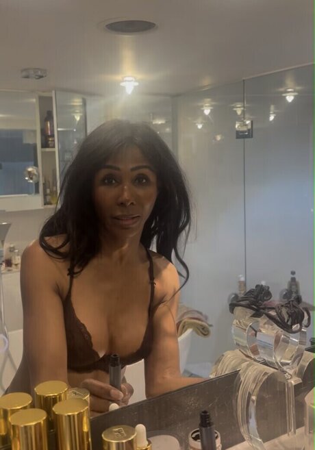 Nagie wyciekłe zdjęcie OnlyFans od Sinitta