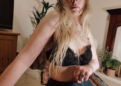Nagie wyciekłe zdjęcie OnlyFans od Hornycavegirl