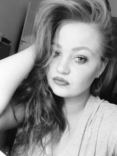 Nagie wyciekłe zdjęcie OnlyFans od Leah Kinns