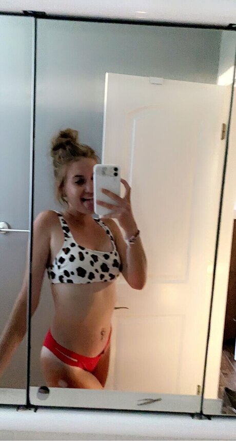 Nagie wyciekłe zdjęcie OnlyFans od Adriana Lynae