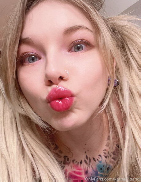 Nagie wyciekłe zdjęcie OnlyFans od Karneli Bandi