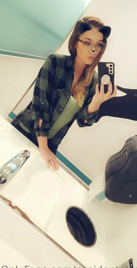 Nagie wyciekłe zdjęcie OnlyFans od Accidentallydelicious