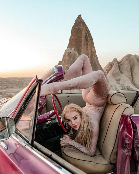 Anna Contortionist