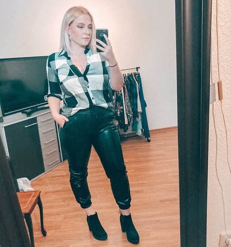 Nagie wyciekłe zdjęcie OnlyFans od Sarah Neuhaus