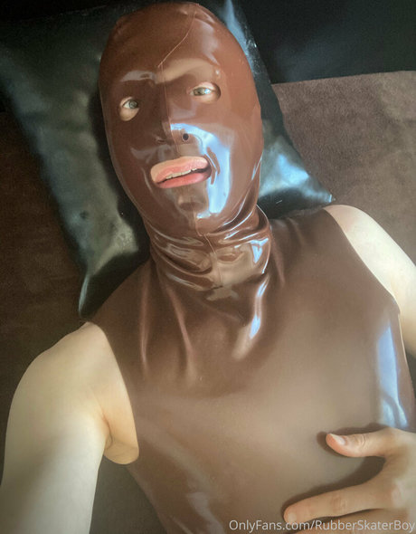 Nagie wyciekłe zdjęcie OnlyFans od Rubberskaterboy