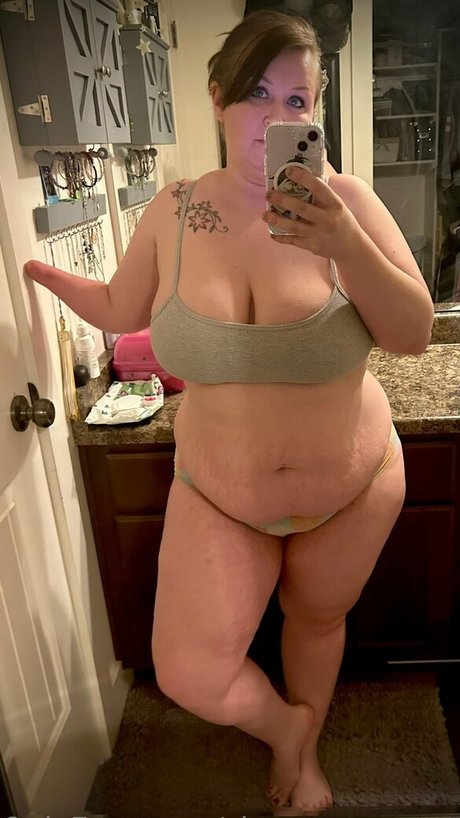 Nagie wyciekłe zdjęcie OnlyFans od Shymommynextdoor