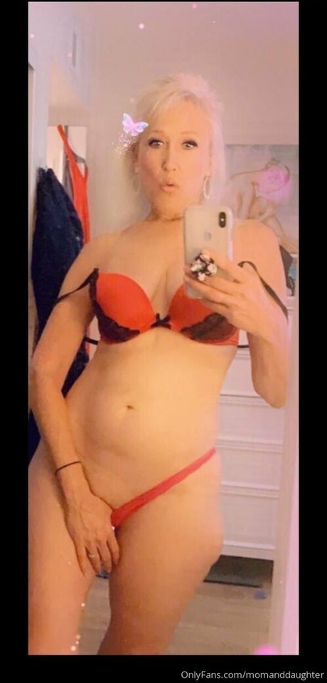 Nagie wyciekłe zdjęcie OnlyFans od Momanddaughter