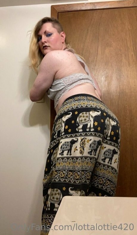 Nagie wyciekłe zdjęcie OnlyFans od Lottalottie420