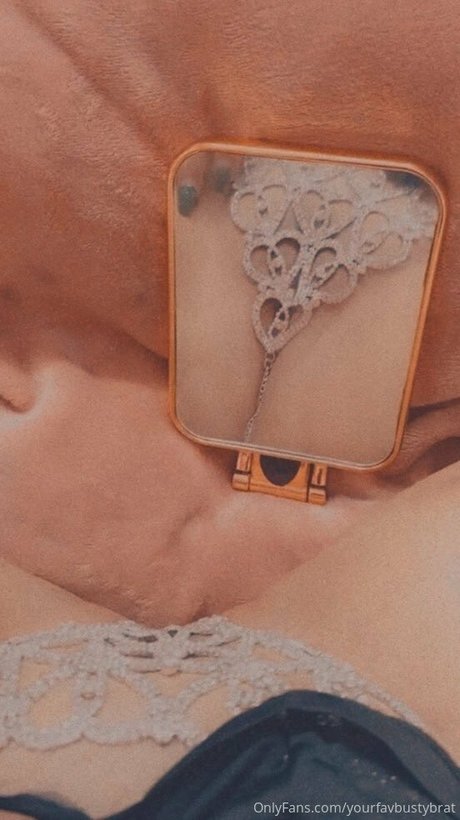 Nagie wyciekłe zdjęcie OnlyFans od Yourfavbustybrat