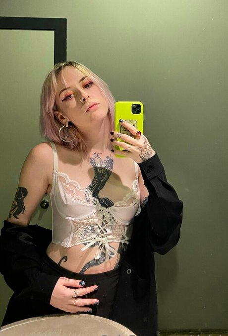 Nagie wyciekłe zdjęcie OnlyFans od Tinich