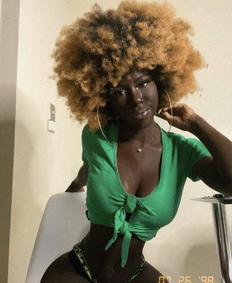 Nagie wyciekłe zdjęcie OnlyFans od Lazelle Doll